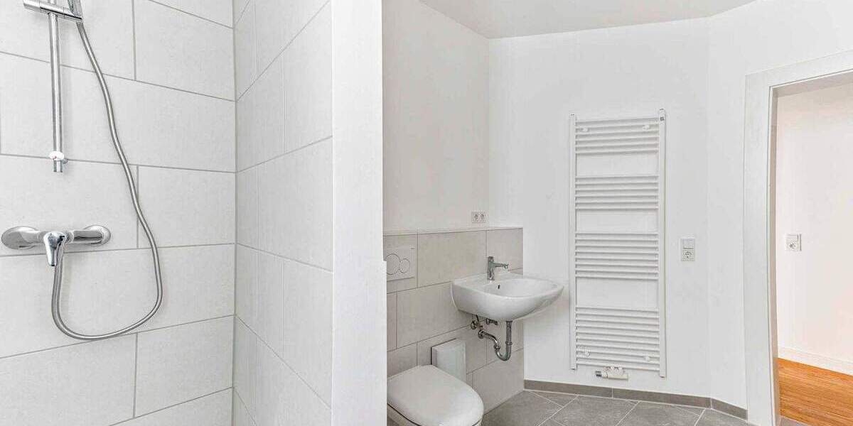 Altbaucharakter trifft Moderne - helle Wohnung mit Aufzug, Balkon und Dielenboden in grüner Lage! 2 zimmer