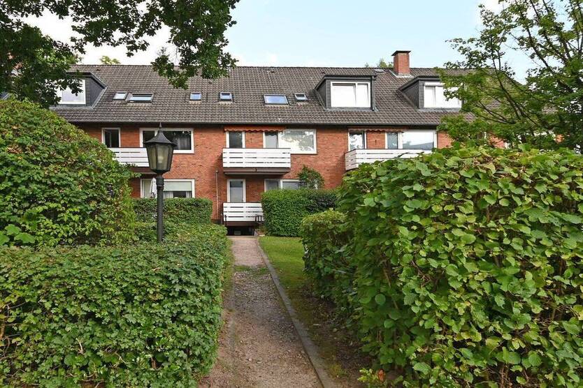 Großzügige und ruhige 3 Zimmer Wohnung im Herzen von Schmalenbeck mit 2 Balkonen und 2 Stellplätzen!