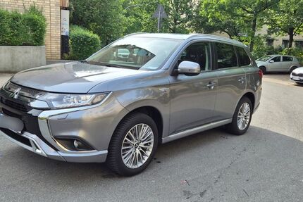 Mitsubishi Plug-in Hybrid Outlander 52.400 km 25.500 &euro; Hamburg 22767