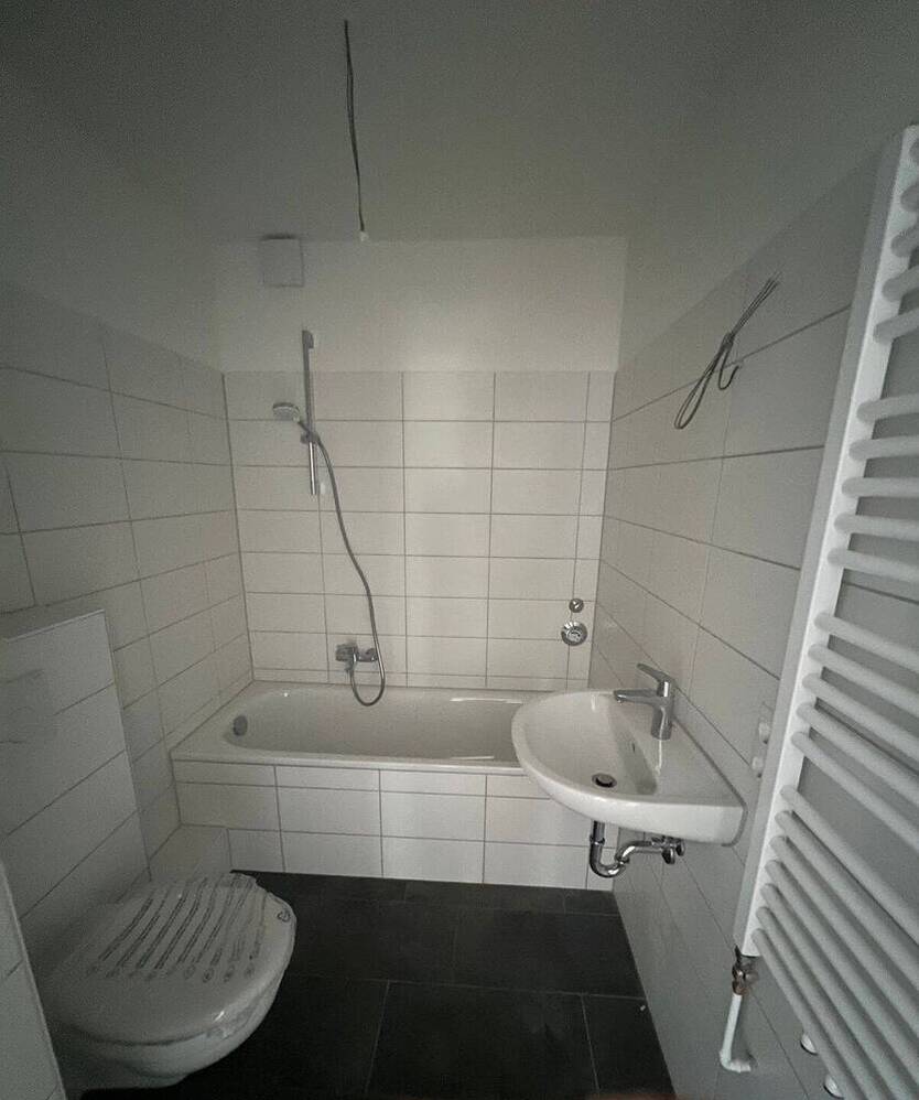 NEU Saniert, HH-Farmsen, 2,5 Zimmer Wohnung im 1.OG mit Balkon !Bitte beachten Sie unsere Fragen!