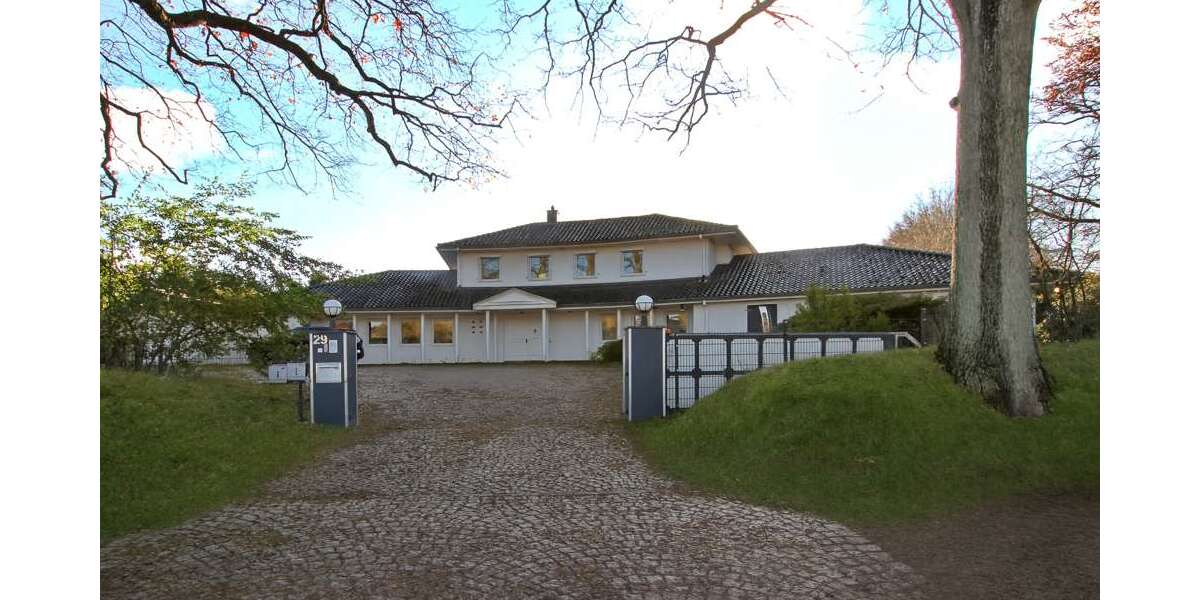 Haus zum Kaufen in Hamburg-Duvenstedt 1.900.000 € 469 m² 8 zimmer