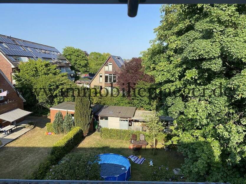 Zentrales Garstedt zw. Meyers-Mühle und EKZ Herold-Center - DachWohnung mit EBK - Sitzbadewanne