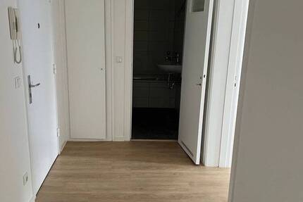 NEU Saniert, HH-Farmsen, 2,5 Zimmer Wohnung im 1.OG mit Balkon !Bitte beachten Sie unsere Fragen!