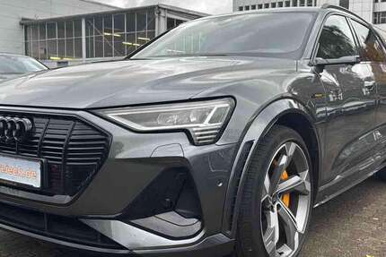 Audi e-tron 94.293 km 39.950 € Hamburg 22047