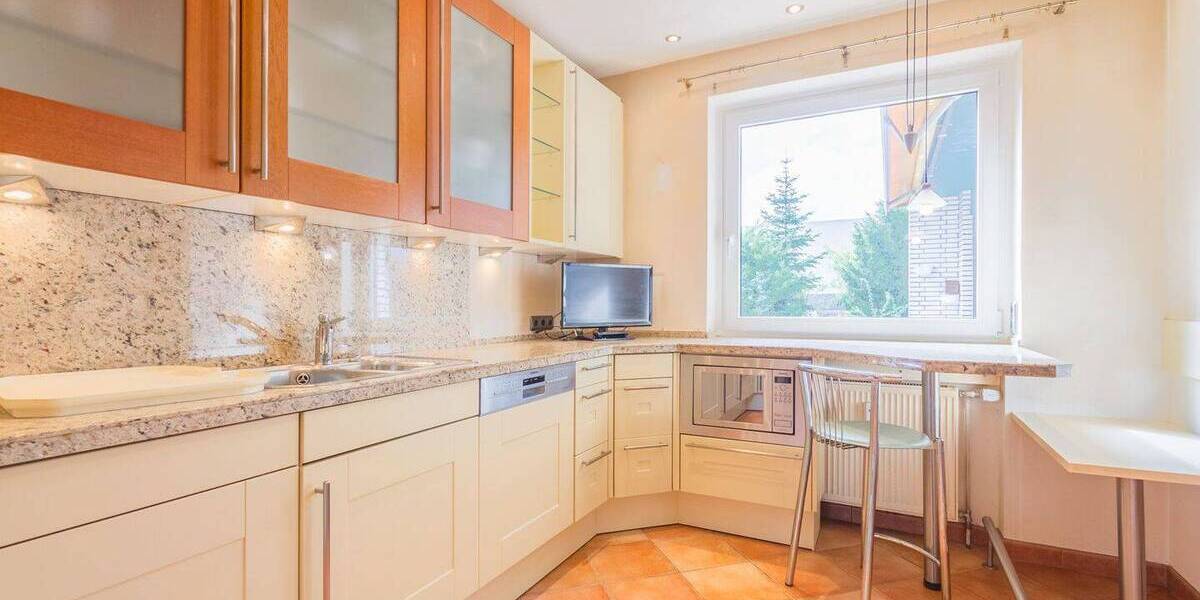 Familienwohnung mit Schwimmbad: Direkt am Poppenbüttler Markt auf einer Ebene wohnen 5 zimmer