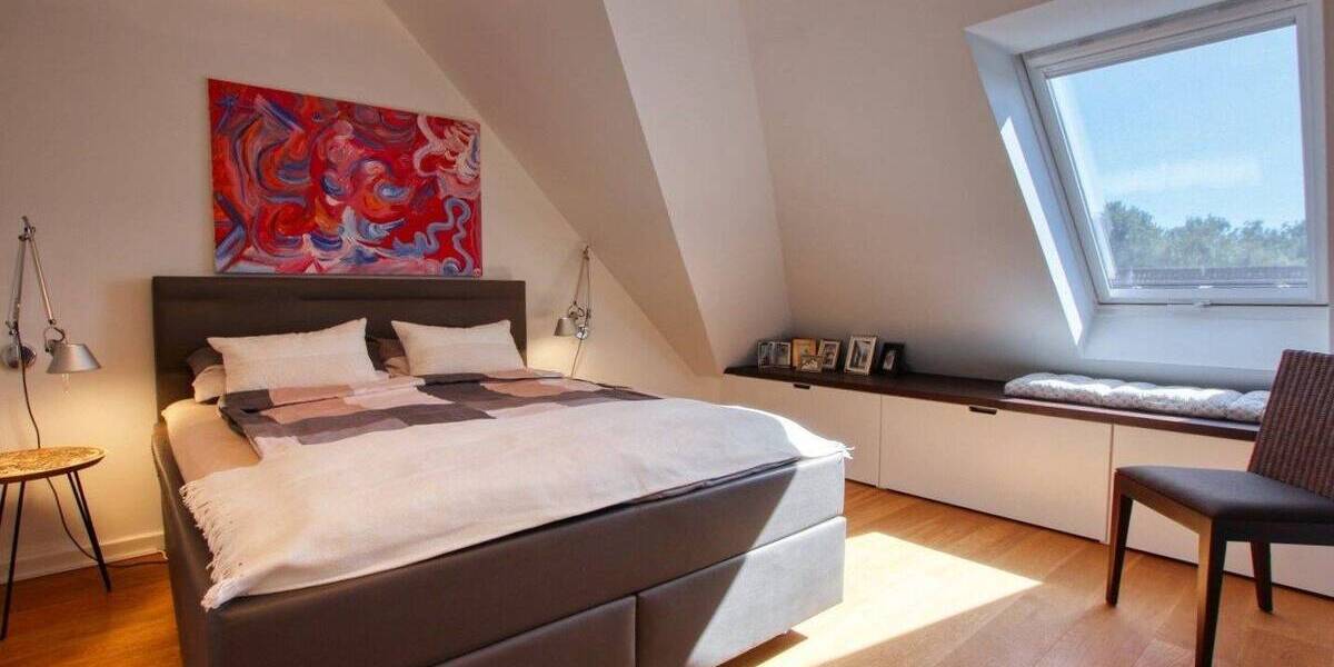 DREAMHOUSE Immobilien: Attraktiver Dachgeschossausbau mit großzügigem Grundriss 3 zimmer