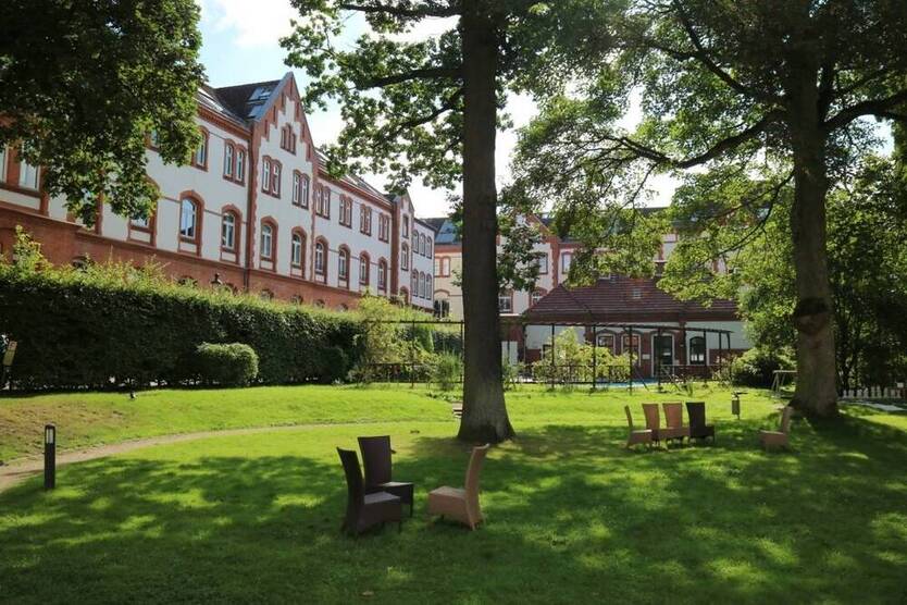 Bürofläche mit Pool und Garten