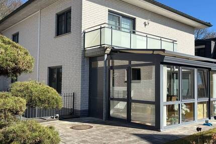 Highlight in Poppenbüttel - Traumhaus für die Großfamilie mit Fahrstuhl + Einlieger-Wohnung!