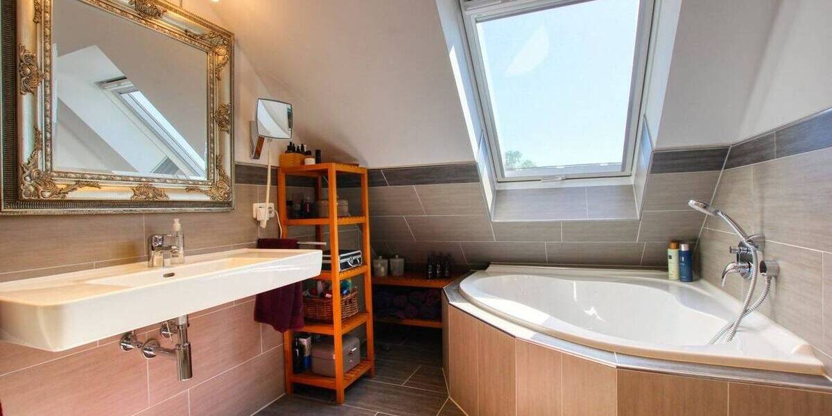 DREAMHOUSE Immobilien: Attraktiver Dachgeschossausbau mit großzügigem Grundriss 3 zimmer