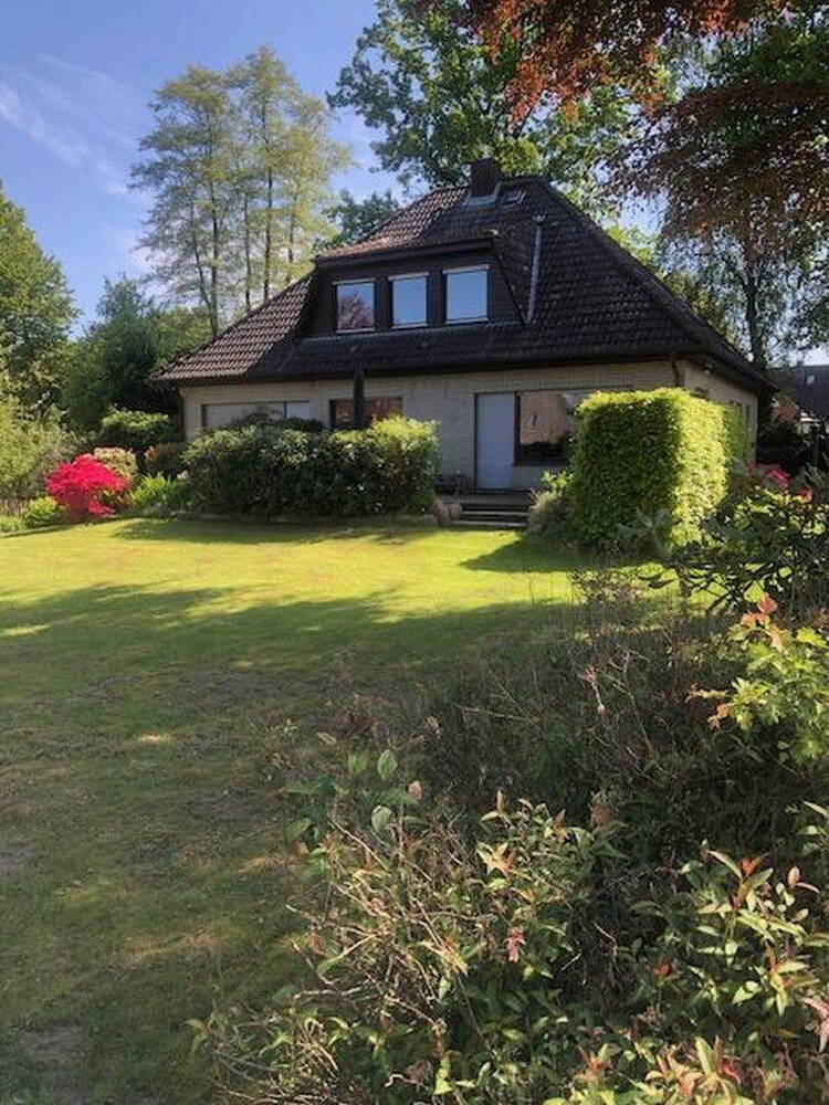 Idyllisches Einfamilienhaus mit großzügigem Garten, Vollkeller in Hamburg-Bergstedt