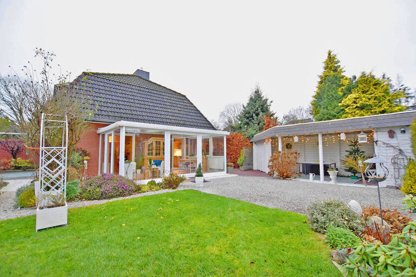 4-Zi.- Doppelhaustraum mit Wintergarten, Kamin, Sauna, Carport und Garten in ruhiger Sackgassenlage