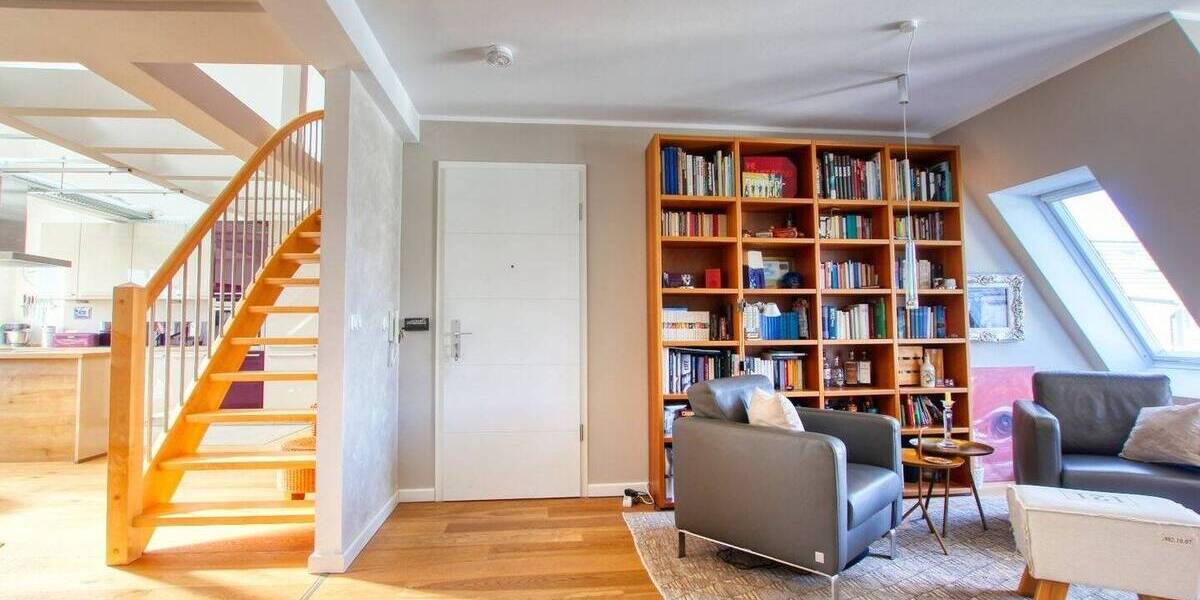 DREAMHOUSE Immobilien: Attraktiver Dachgeschossausbau mit großzügigem Grundriss 3 zimmer