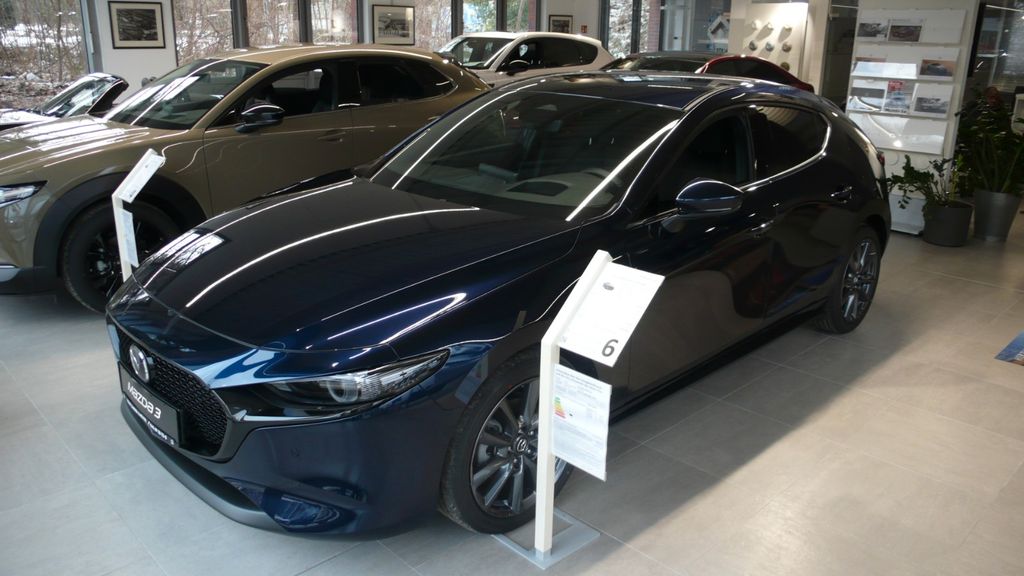 Mazda 3 2.500 km 26.885 &euro; Hamburg 22049