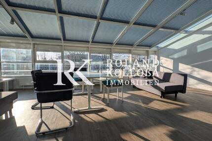 Repräsentative Ausstellungsfläche mit Büroeinheit und großzügigen Dachterrassen zimmer