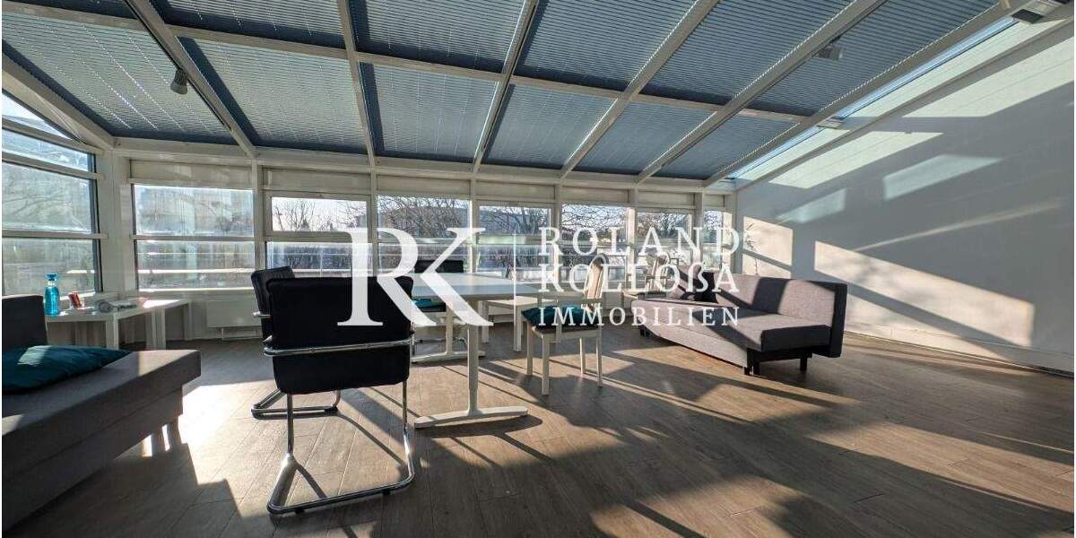 Repräsentative Ausstellungsfläche mit Büroeinheit und großzügigen Dachterrassen zimmer