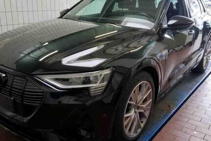 Audi e-tron 40.546 km 39.990 &euro; Hamburg 22047