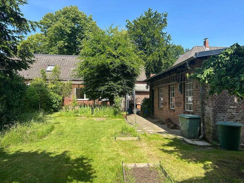 Schönes gepflegtes ZFH mit großem Garten + Werkstatt von privat