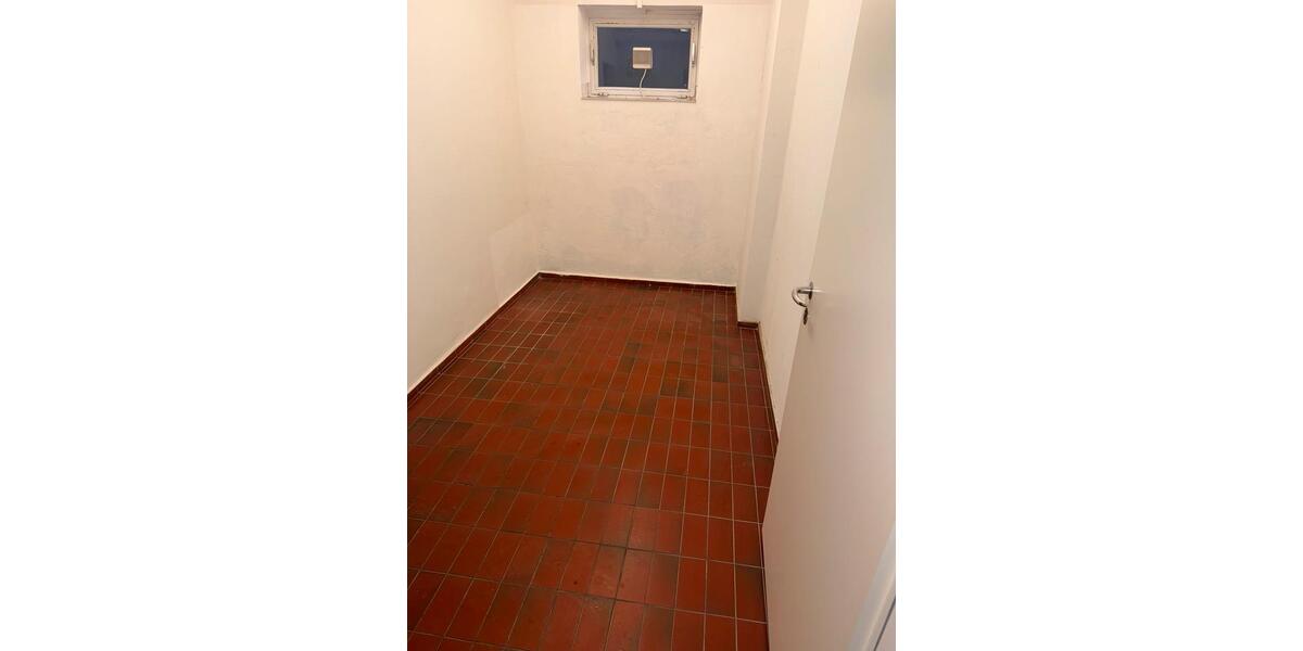 Ladengeschäft ggü EEZ 200 qm inkl keller zimmer