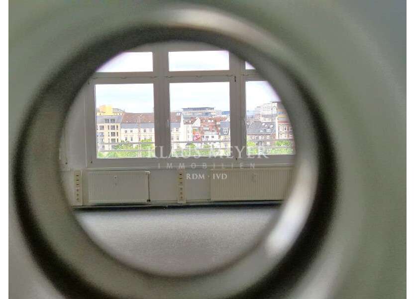 Büro in Hamburg 3.400 € 272 m²