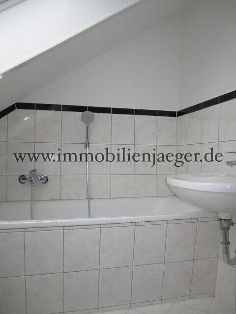 Zentrales Garstedt zw. Meyers-Mühle und EKZ Herold-Center - DachWohnung mit EBK - Sitzbadewanne