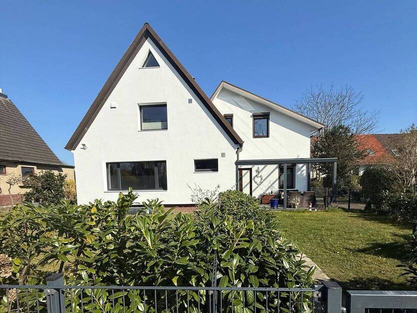 Charmante möblierte Doppelhaushälfte mit großem Wintergarten und modernem Innenleben