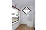 Einfamilienhaus mit 4 + 22-Zimmern, WohnZimmer mit Kamin, 2 Bädern, 2 Kfz-Stellplätzen.