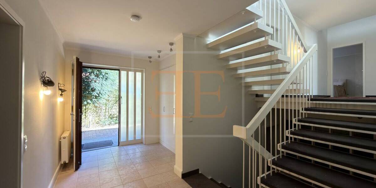 Charakterstarkes Architektenhaus mit Wellnessbereich und Doppelgarage in Hamburg-Volksdorf - Einfamilienhaus Hamburg / Volksdorf Volksdorf | Angebot:26230730