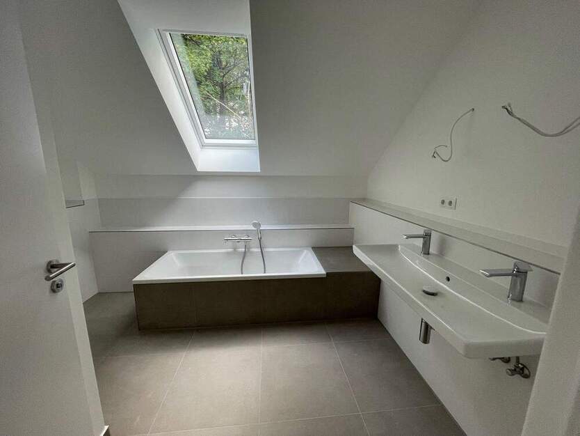 Neubau hochwertiges A+ Rotklinker-Effizienzhaus 40 in bester Villenlage.