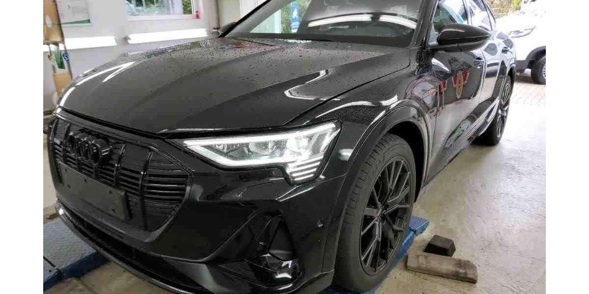 Audi e-tron 41.085 km 34.950 &euro; Hamburg 22047