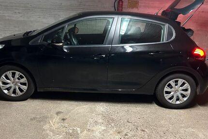 Peugeot 208 26.500 km 8.599 &euro; Hamburg 20146
