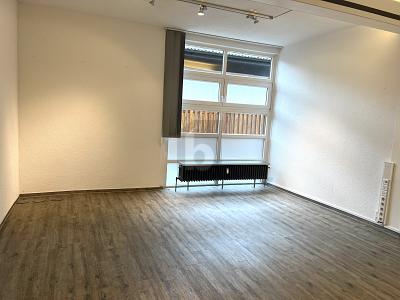 HELLE UND FREUNDLICHE ARBEITSRÄUME