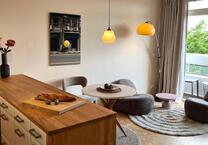 Voll möblierte Wohnung mit gehobener Innenausstattung und Balkon