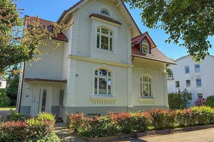Moderne Wohnung mit zwei Balkonen beim RosaRIUm