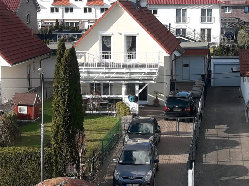 Einzelhaus mit Garage, Stellplätzen, Terrasse, Balkon u.v.m!