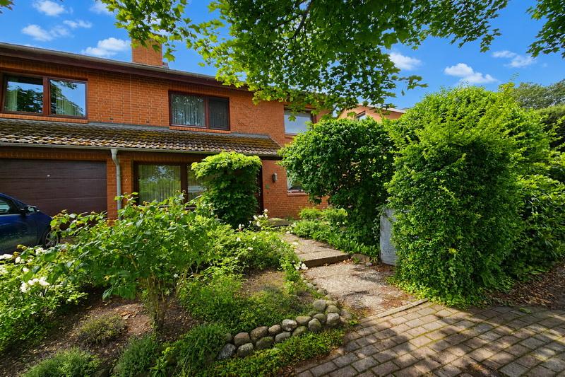 Familienhaus mit außergewöhnlichem Raumangebot und großem Gestaltungspotenzial - inkl. Garage ! - Reihenendhaus Ellerau | Angebot:27055171