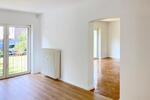 Frisch renovierte 2-Zimmer-Wohnung mit Blick ins Grüne und Balkon