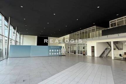 ca. 1.200 m² große Showroom- und Werkstattfläche mit Büro und Freifläche