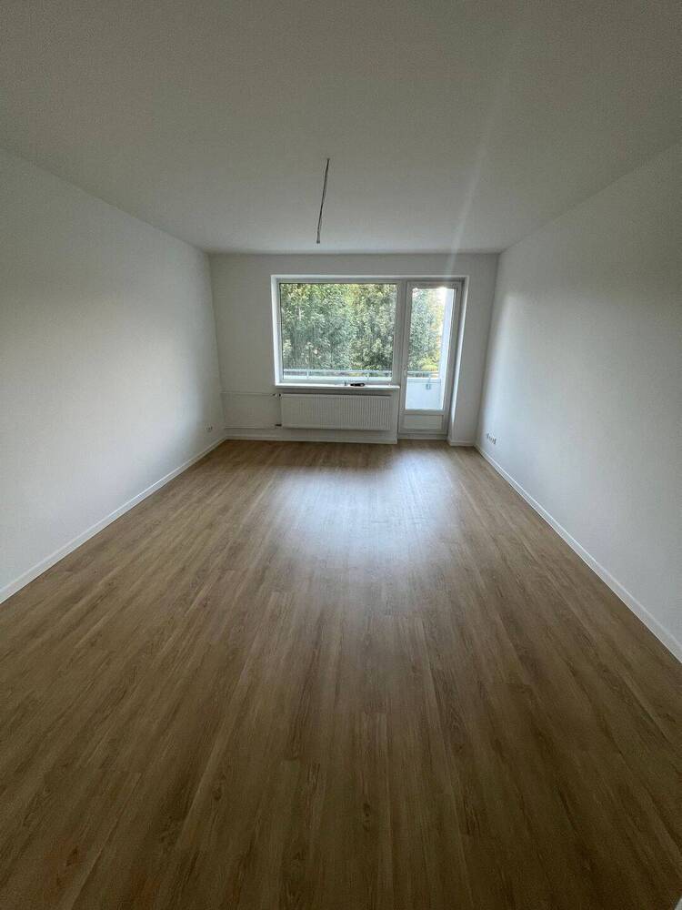 NEU Saniert, HH-Farmsen, 2,5 Zimmer Wohnung im 1.OG mit Balkon !Bitte beachten Sie unsere Fragen!
