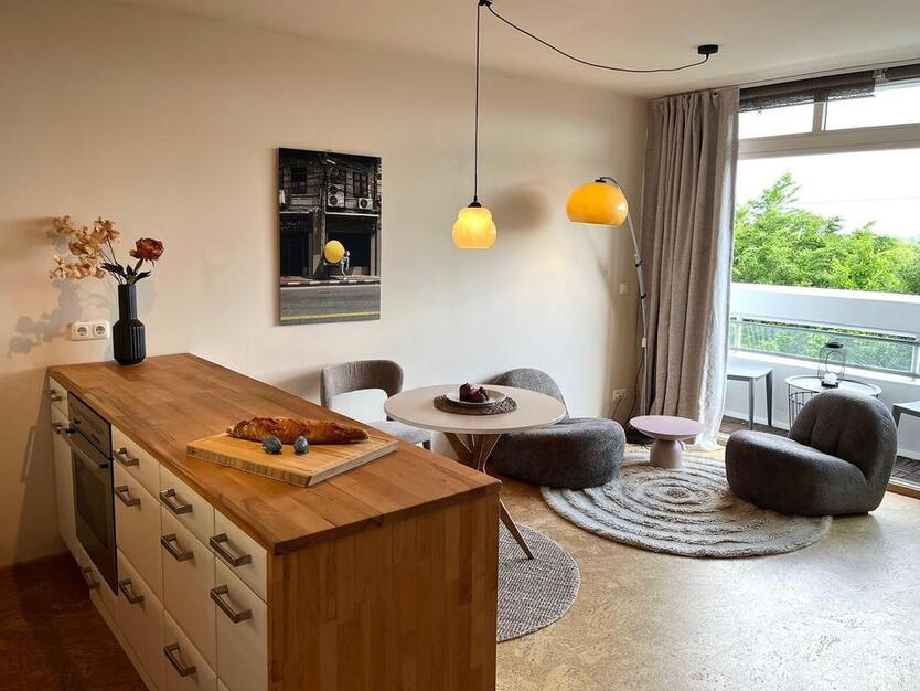 Voll möblierte Wohnung mit gehobener Innenausstattung und Balkon