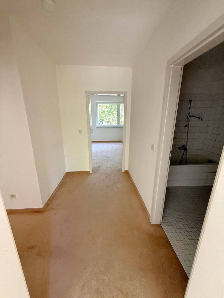 Zentrale Wohnlage, ruhige Umgebung. Endetage mit Balkon und TG-Stellplatz