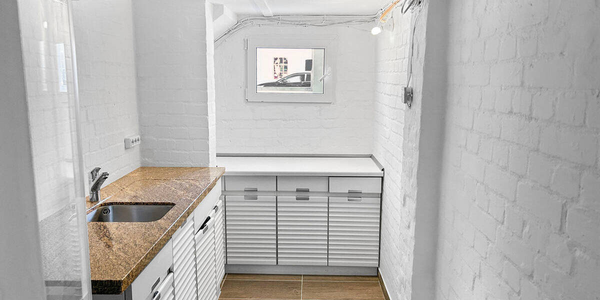 Zentral in Fuhlsbüttel - Modernisierte Praxisfläche im Souterrain zimmer