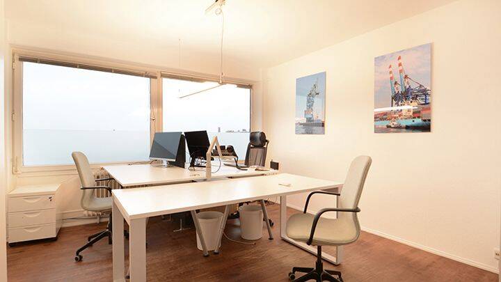 Schreibtischplätze in hellem Büro mit Blick über Hamburg - All-in-Miete