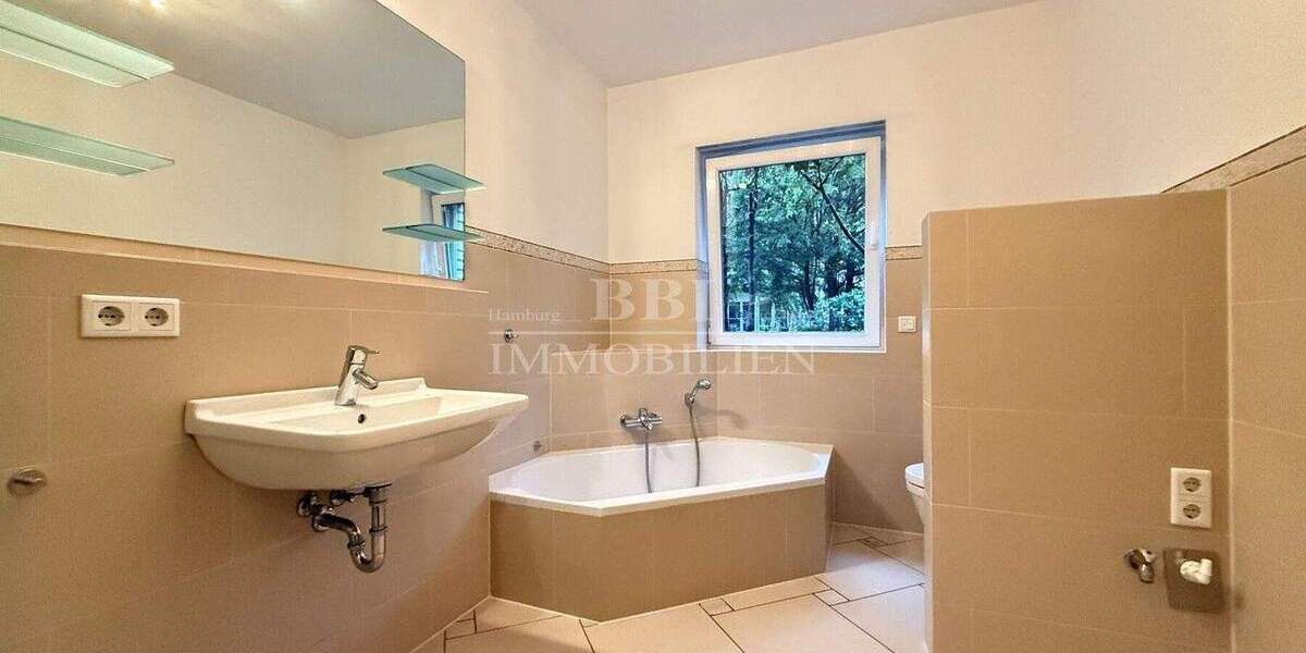 Erdgeschosswohnung mit Südgarten und 2 TG - Stilvolles Wohnen in privater Atmosphäre 4 zimmer