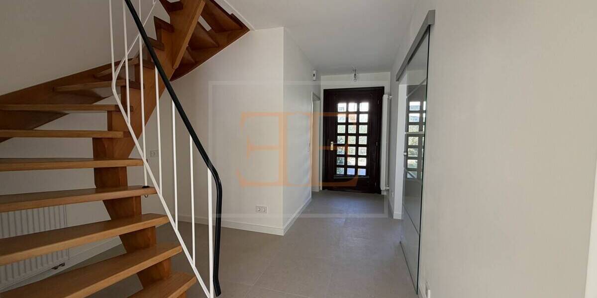 Frisch saniertes Reihenmittelhaus mit 6 Zimmern, Balkon und Einzelgarage zu vermieten - Reihenmittelhaus Rellingen | Angebot:26346609