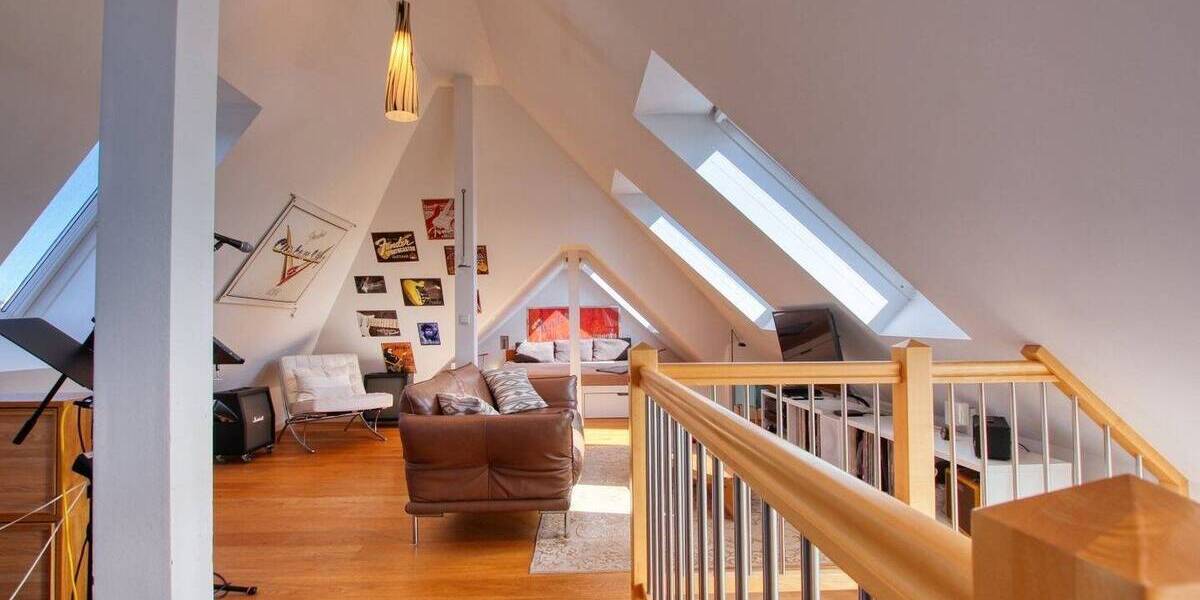 DREAMHOUSE Immobilien: Attraktiver Dachgeschossausbau mit großzügigem Grundriss 3 zimmer