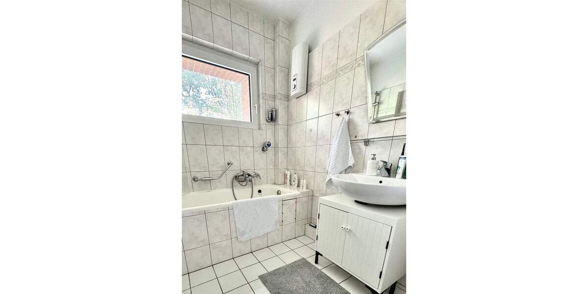 Möblierte Traumwohnung mit Balkon in Endetage in absolut ruhiger und sonniger Lage. 3 zimmer