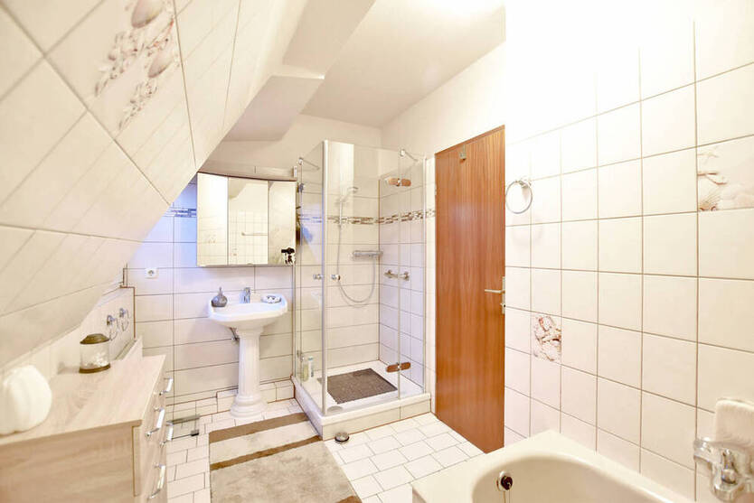 4-Zi.- Doppelhaustraum mit Wintergarten, Kamin, Sauna, Carport und Garten in ruhiger Sackgassenlage