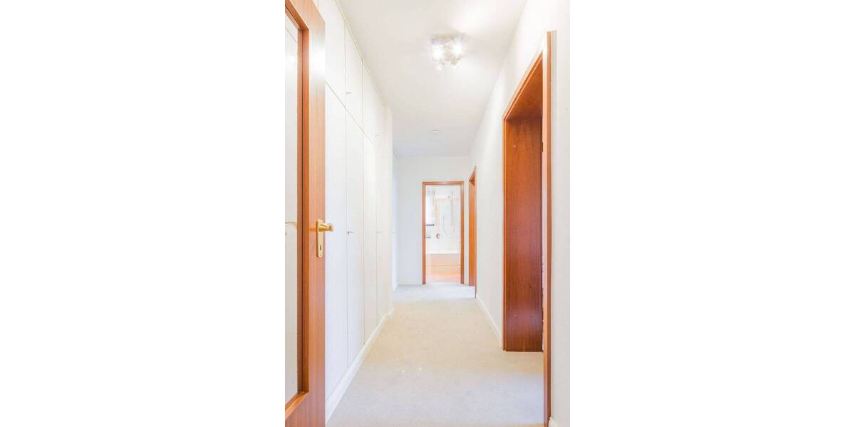 Familienwohnung mit Schwimmbad: Direkt am Poppenbüttler Markt auf einer Ebene wohnen 5 zimmer