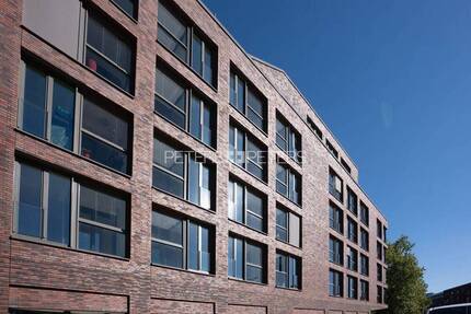 + Strahlende Lebensqualität - Lichtdurchflutete Wohnung mit Balkon und Loggia + 4 zimmer