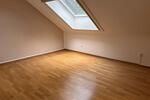 Helle Dachgeschoßwohnung mit Südbalkon plus 60m² Stauraum